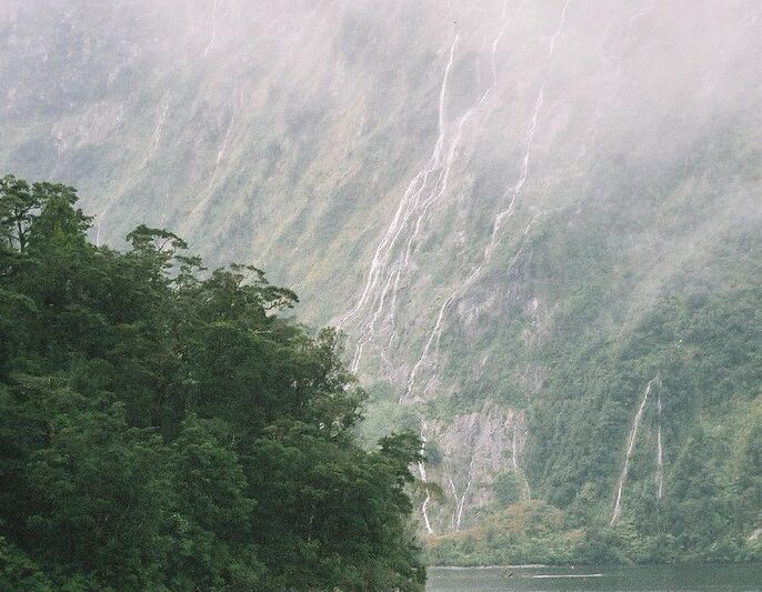 Ultralight Backpacking in Rain and Cold 2026 – How to Stay Dry and Warm Without Extra Weight