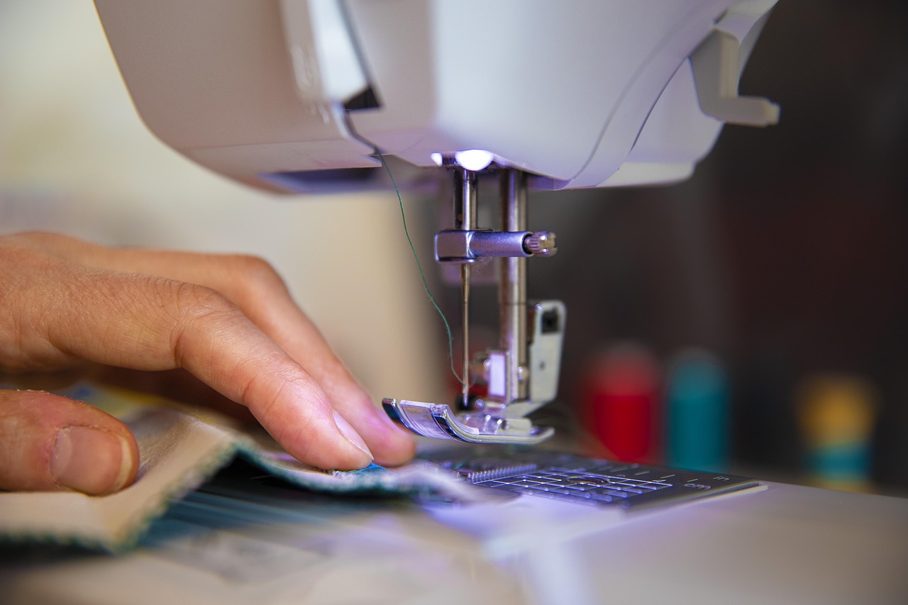 sewing, to sew, needle, crafts, thread, textile, seamstress, fabric, hand, colorful, hobby, leisure, diy, creativity, creative, artisan, detail, close up, manual, fingers, work, sewing machine, sewing, seamstress, sewing machine, sewing machine, sewing machine, sewing machine, sewing machine