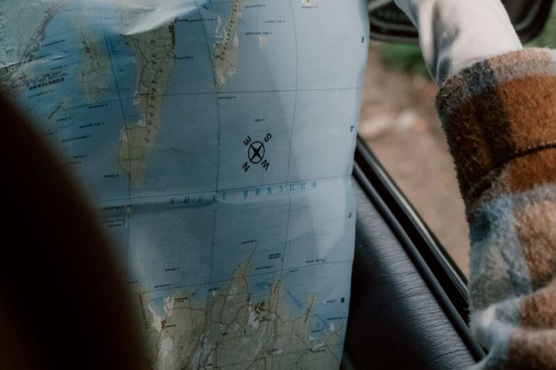 Ultralight Navigation: Phone Apps, Offline Maps, and a Backup Compass Without the Weight